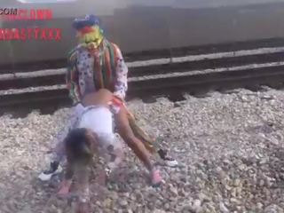 Klown pieprzy młody pani na pociąg tracks