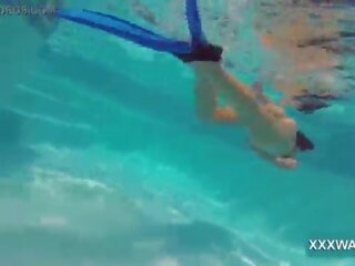 Необикновен брюнетка уличница бонбони swims подводен