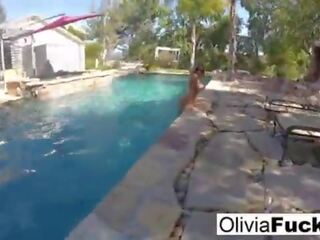 Olivia austin v the bazén