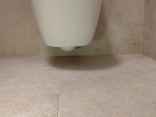 Erotyczny stopy w the toaleta