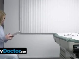 Monada adolescente paciente consigue prepared por súper assed enfermera antes la medico delivers su especial terapia