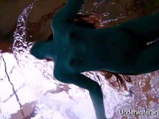 Glorious bobler rumpe tenåring simonna undervann, skitten video 02