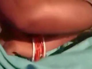 Desi ciems bhabhi masturbācija ar candle un abusing