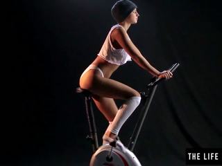 Imádnivaló sweaty tini dörgölődzés egy exercise bike ülés.