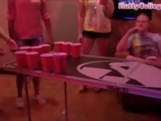 Bier pong spiel enden nach oben im ein intensiv hochschule xxx film orgie