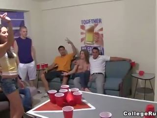 Vetkőzés sör pong nál nél egy őrült főiskolás buli