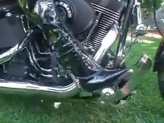 2 mädchen revving motorcycle im stiefel, kostenlos erwachsene film ee