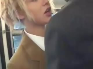 Blondine schatje zuigen aziatisch striplings snavel op de bus