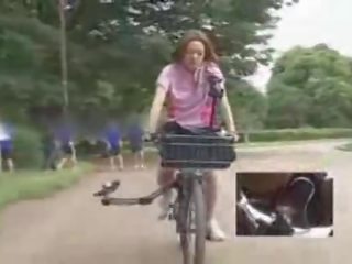 Japán diáklány masturbated míg lovaglás egy specially modified trágár csipesz bike!