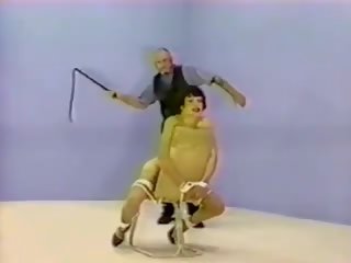 The retro dievky na the bičovanie stoličky, dospelé film c9
