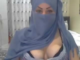 Pirteä hijabi rakastajatar verkkokameran show, vapaa likainen klipsi 1f