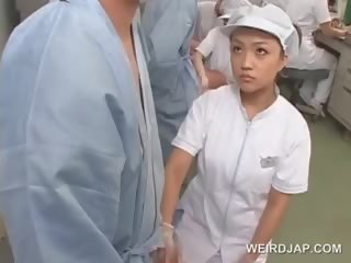 E ndyrë aziatike infermiere fërkim të saj patients paqëndrueshmit peter