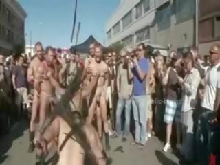 Publiczne plaza z obnażony mężczyźni prepared na dzikie coarse violent gej grupa dorosły film