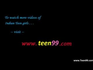 Teen99.com - indiškas kaimas jaunas jaunas moteris bussing jaunas vyras į lauke