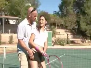 Incondicional adulto clipe em o tenis tribunal