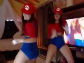 Lesbienne mario filles ayant amusement - tentant cosplay outfits
